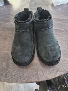 Classic Bkack Ugg Minis Size 6.